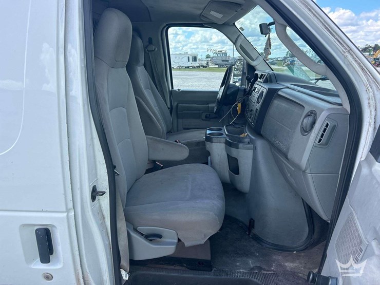 2011-ford-cargo-image-18