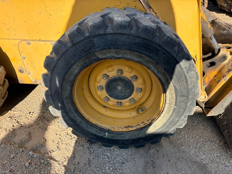 2003-john-deere-240-image-45