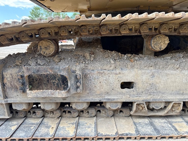 2019-caterpillar-352f-image-105