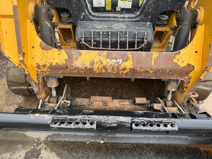 2020-caterpillar-249d-image-11