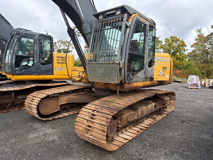 deere-200d-lc-image-2