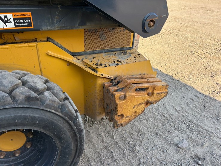 2021-deere-330g-image-12