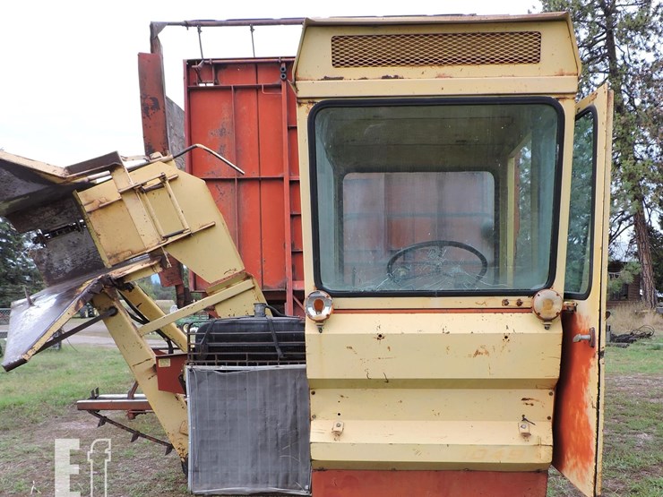 new-holland-1049-image-2