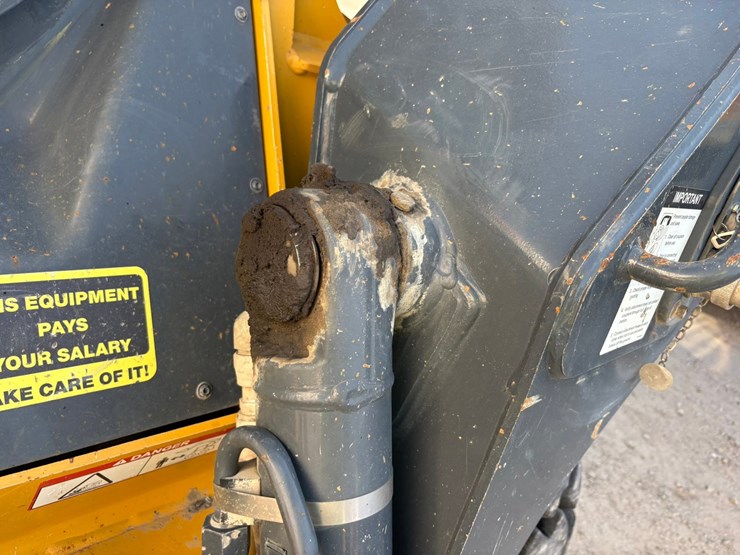 2021-deere-330g-image-22