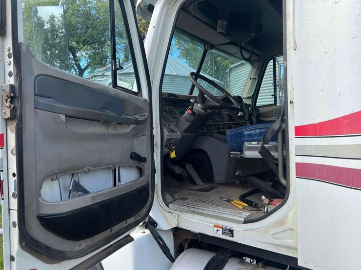 2002-freightliner-columbia-120-image-18