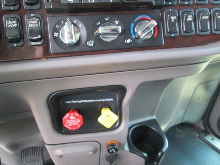 2018-peterbilt-389-image-43