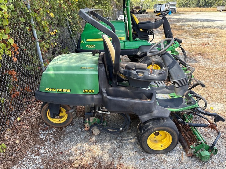 2000-john-deere-2500-image-3