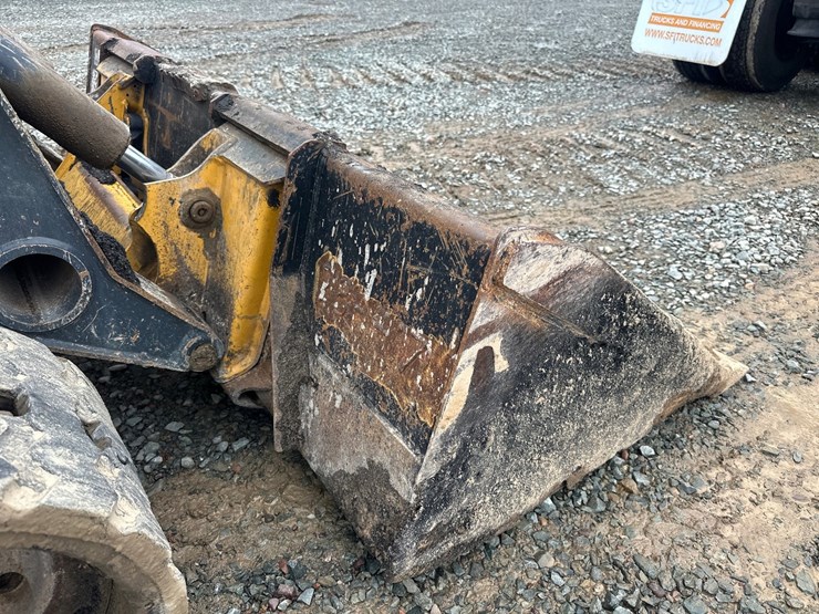 deere-323e-image-35