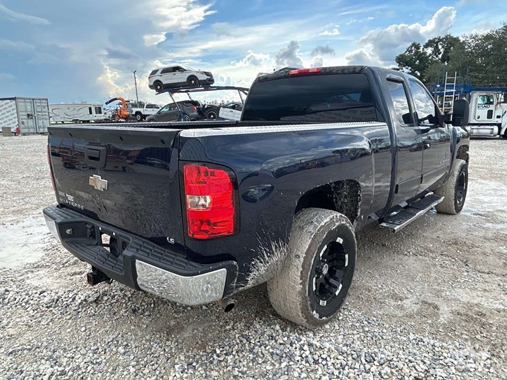 2011-chevrolet-silverado-1500-image-3