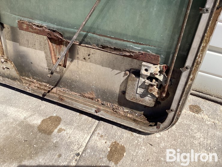 kenworth-post-1973-passenger-side-bottom-latch-door-image-12