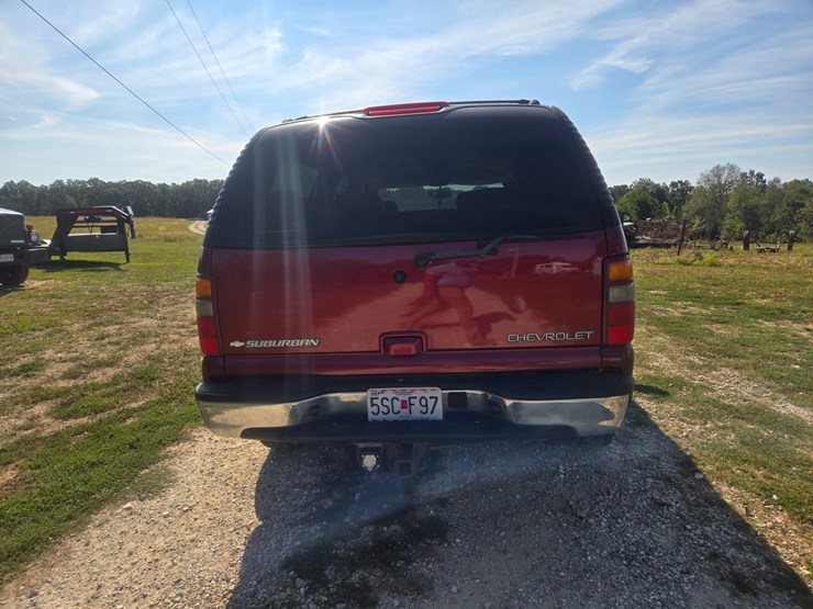 2003-chevrolet-suburban-image-10