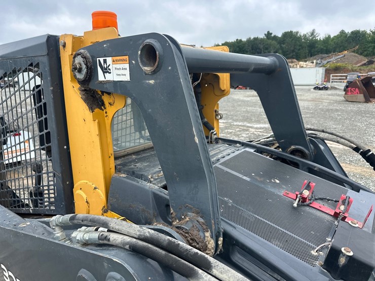 deere-323e-image-11