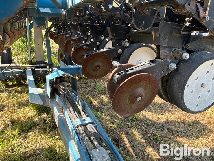 1997-kinze-2600-image-12