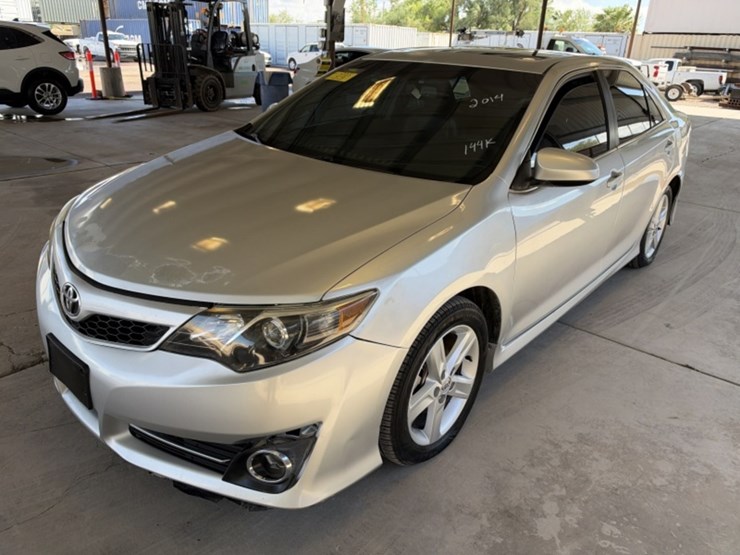 2014-toyota-camry-sdn-image-4