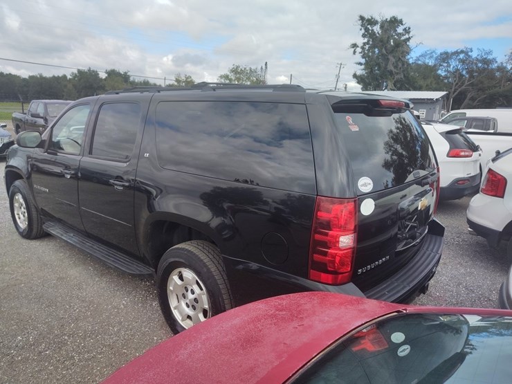 2012-chevrolet-suburban-image-3