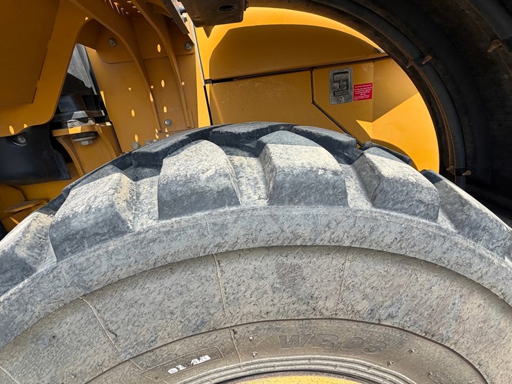 2019-deere-744k-image-93