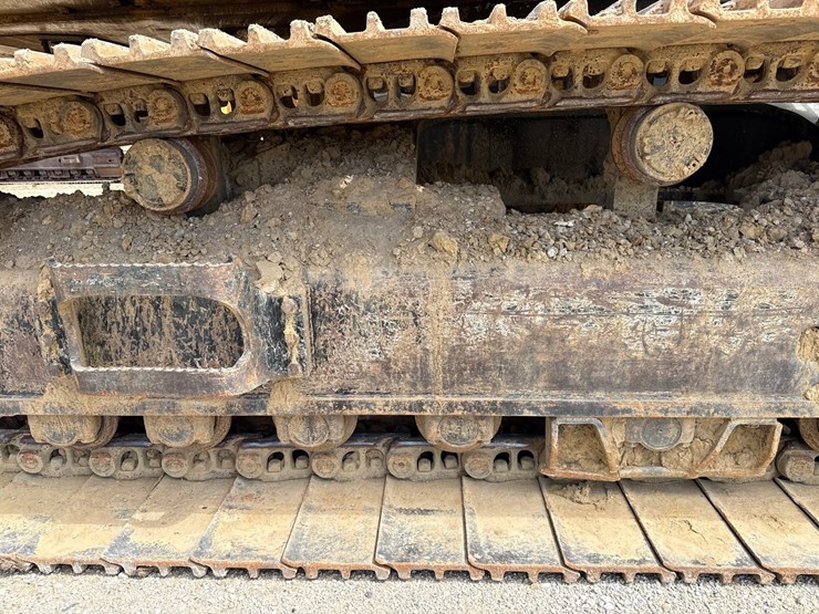 2019-caterpillar-352f-image-113