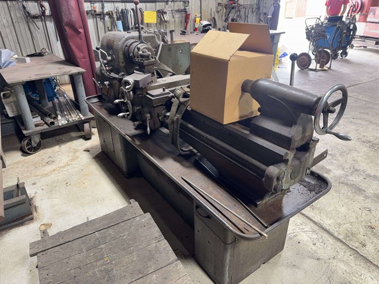 colchester-lathe,-2300-&-1150-r.p.m-spindle-speeds-image-1