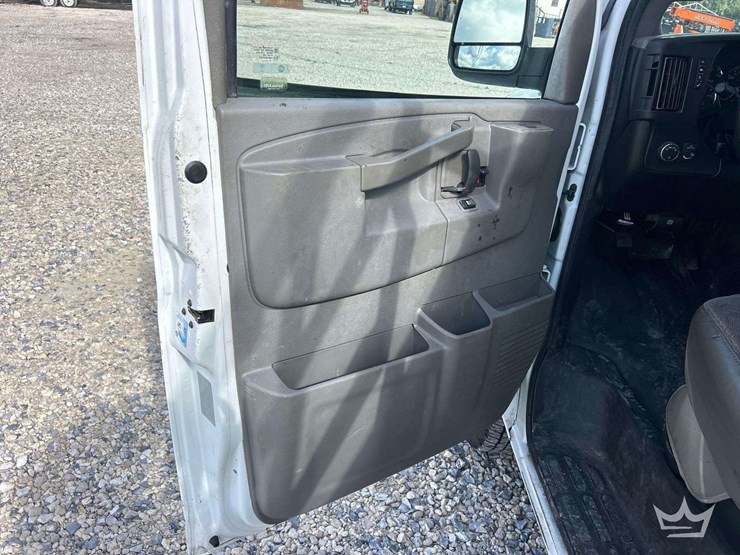2020-chevrolet-express-2500-image-11