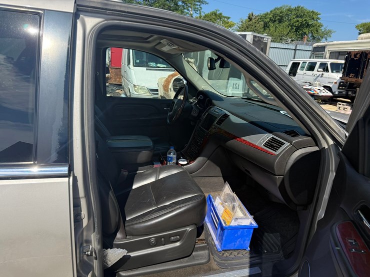 2008-cadillac-escalade-image-20