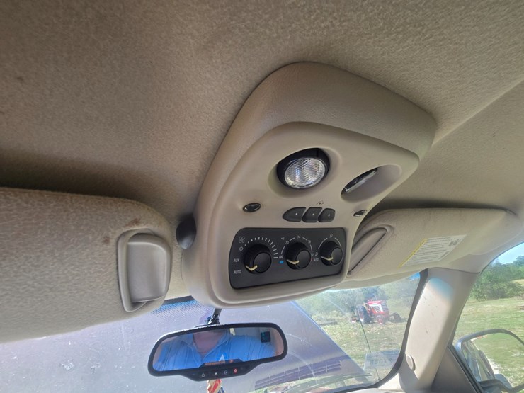 2003-chevrolet-suburban-image-48
