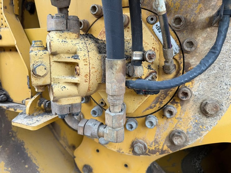 2015-caterpillar-cb66b-image-73