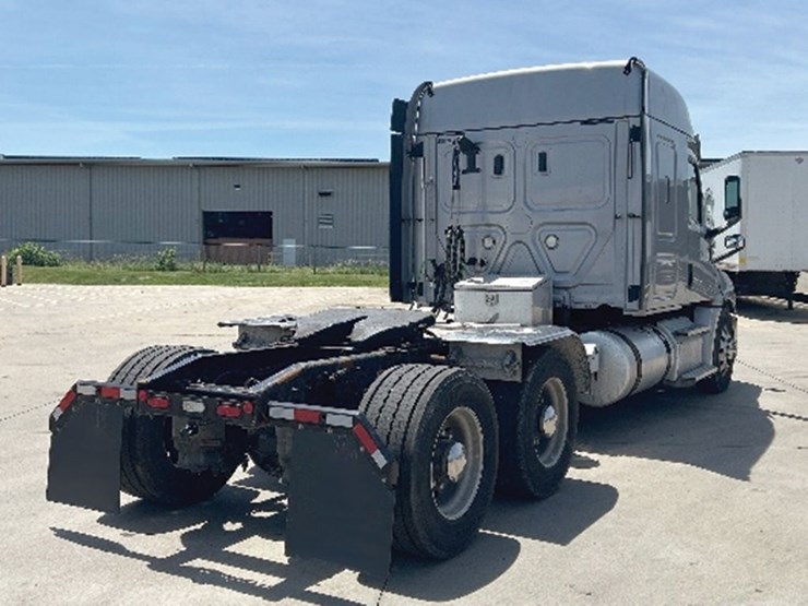 2020-freightliner-cascadia-126-image-2