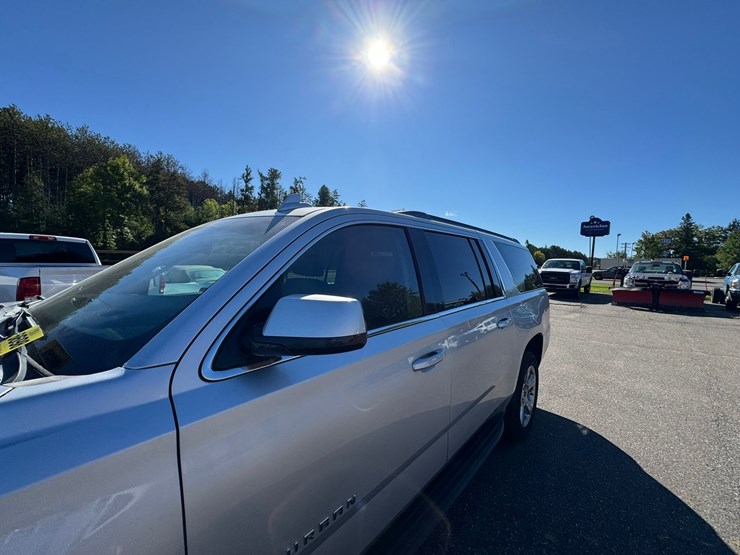 2017-chevrolet-suburban-image-10