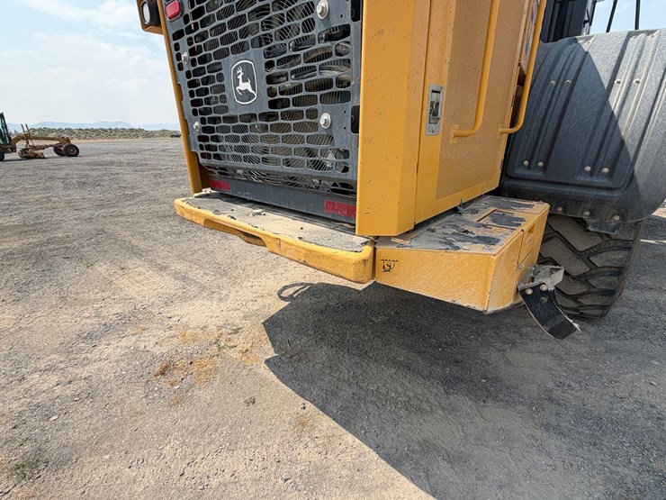 2019-deere-744k-image-46