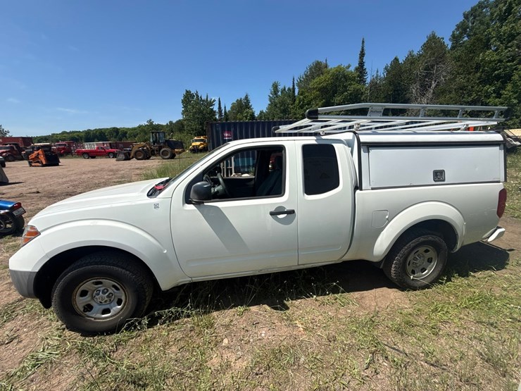 #1389-•-2017-nissan-pickup-truck-image-2