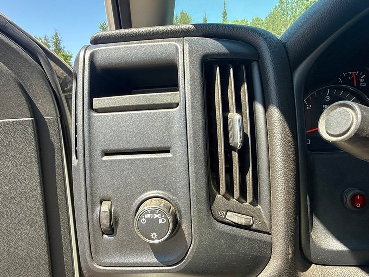 #1395-•-2019-chevrolet-silverado-4x4-pickup-truck-image-45