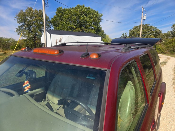2003-chevrolet-suburban-image-78
