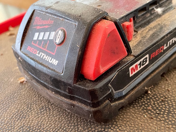 #5512-•-(3)-milwaukee-18v-batteries-and-charger-image-8