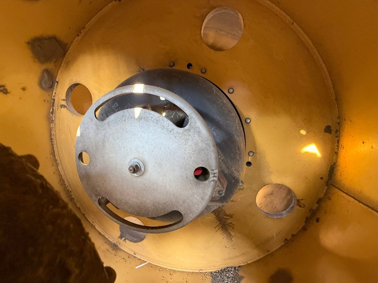 2015-caterpillar-cb66b-image-121
