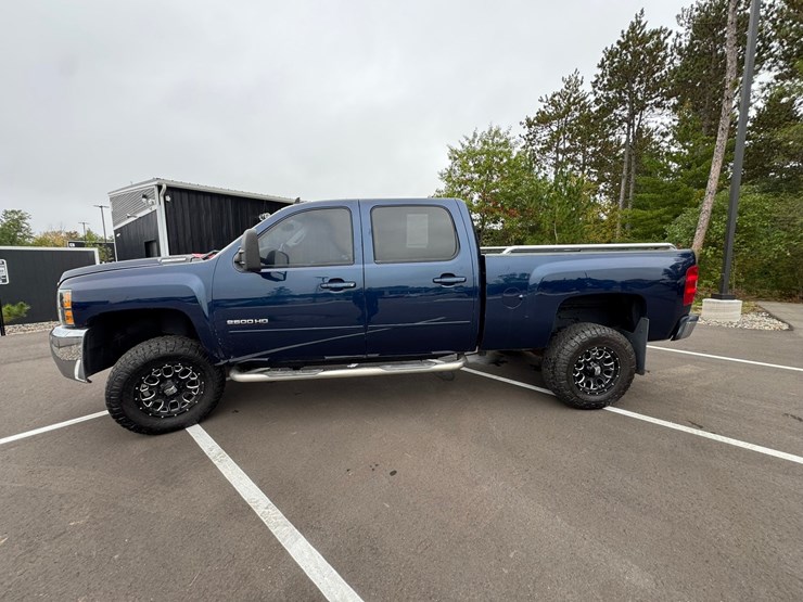 2009-chevrolet-2500-image-2