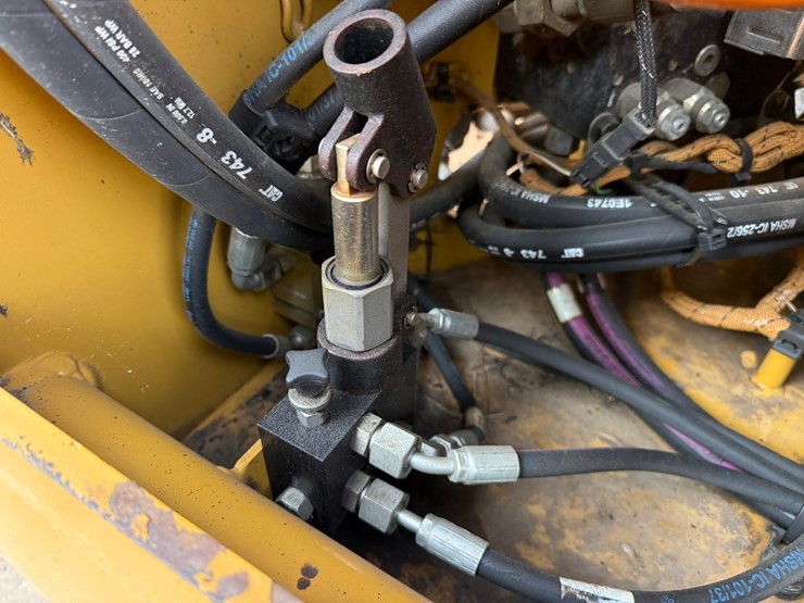 2015-caterpillar-cb66b-image-90