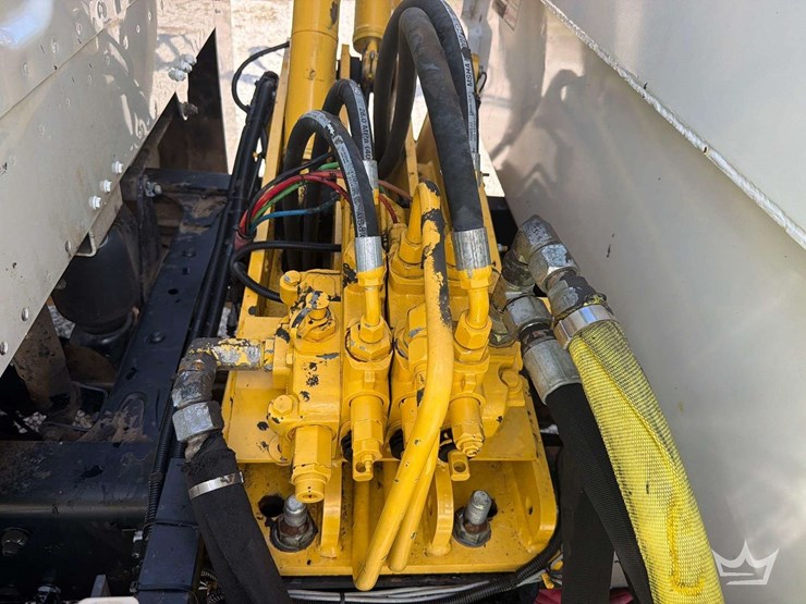 2017-freightliner-m2-106-image-32