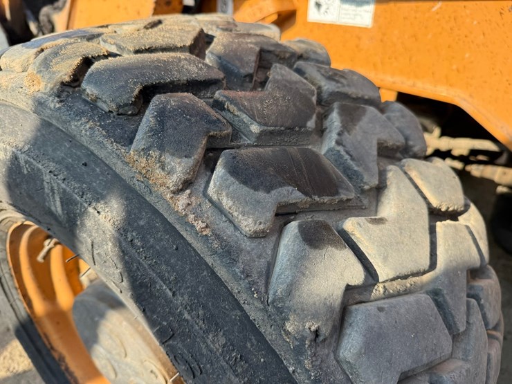 #2486-•-2015-case-570nep-skip-loader-image-81