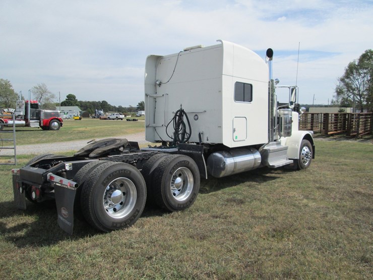 2018-peterbilt-389-image-3