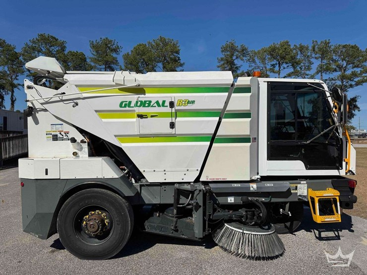 2020-global-3-wheel-r3-air-street-sweeper-image-2