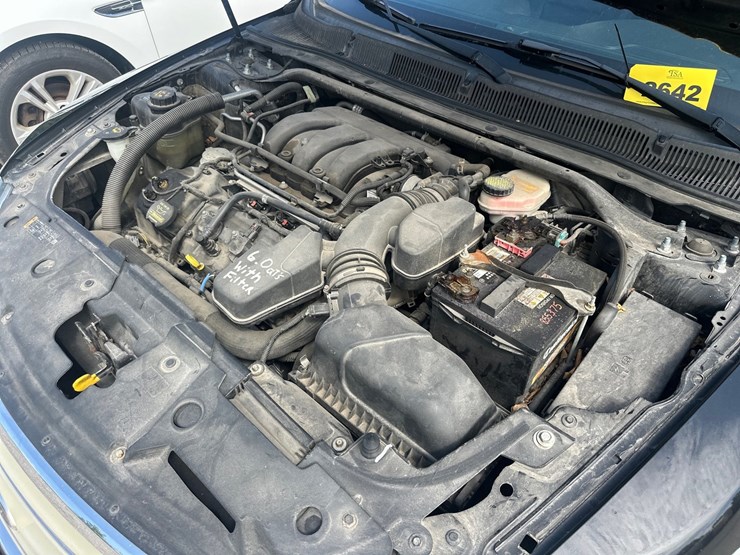 #2642-•-2013-ford-taurus-sedan-image-33