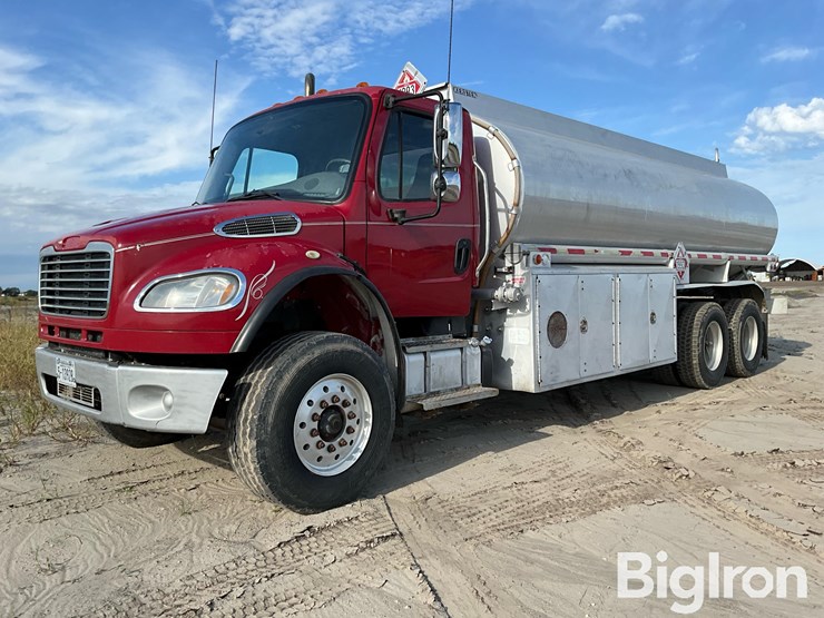 2013-freightliner-m2-106-image-1