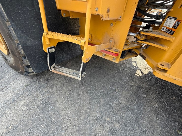 2019-deere-744k-image-35