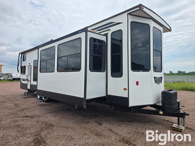 2022-forest-river-wildwood-grand-lodge-42fldl-t/a-destination-trailer-image-3
