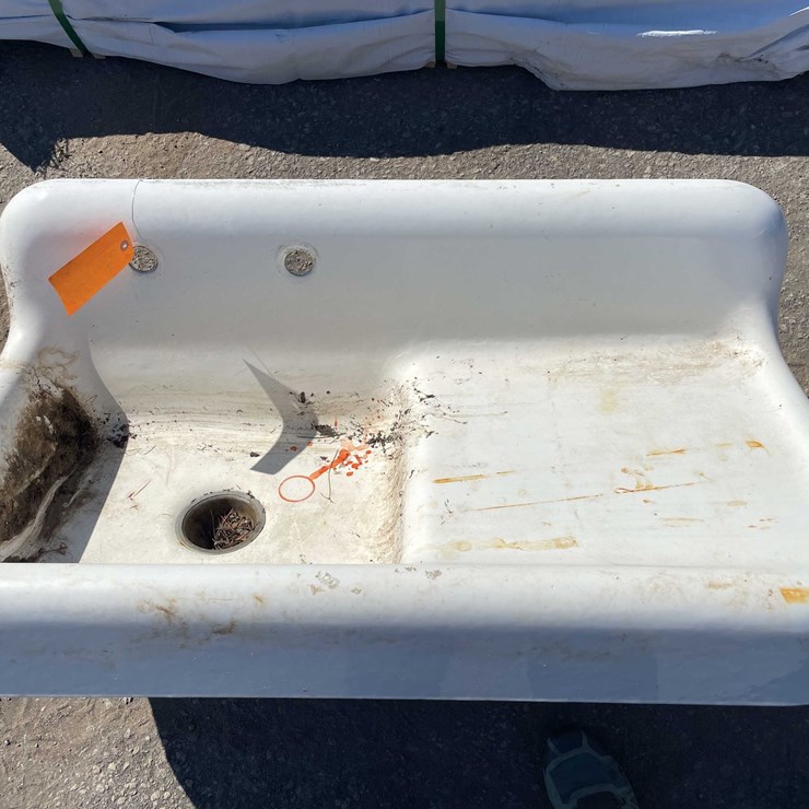 #4052 • Vintage Cast Iron Sink (08)