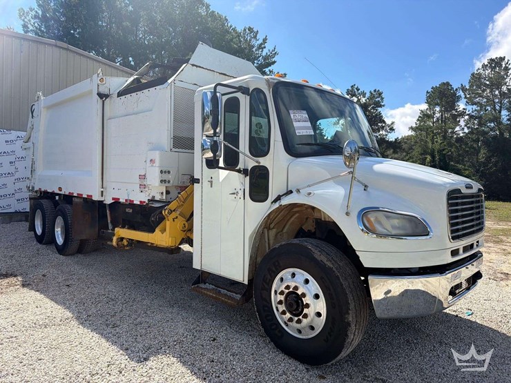 2017-freightliner-m2-106-image-2