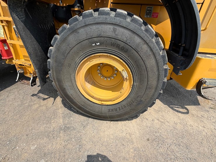 2019-deere-744k-image-92