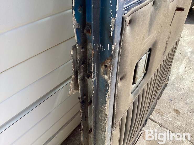 kenworth-front-passenger-side-bottom-latch-door-image-15