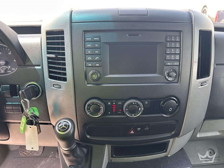 2015-mercedes-benz-sprinter-3500-image-13