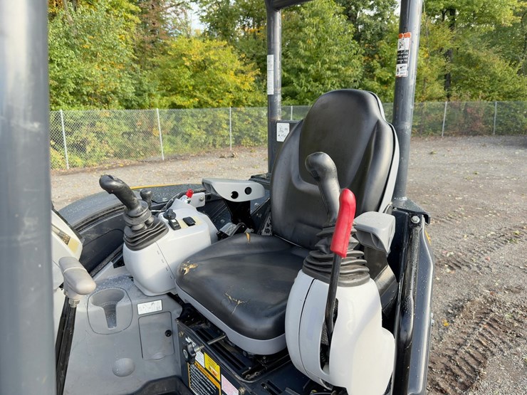 2021-deere-35g-image-29